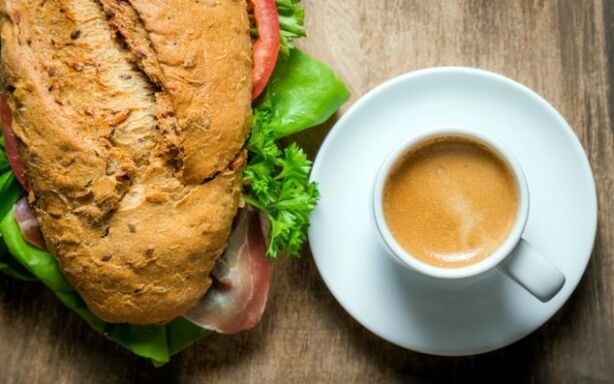 Kaffee mit einem Sandwich