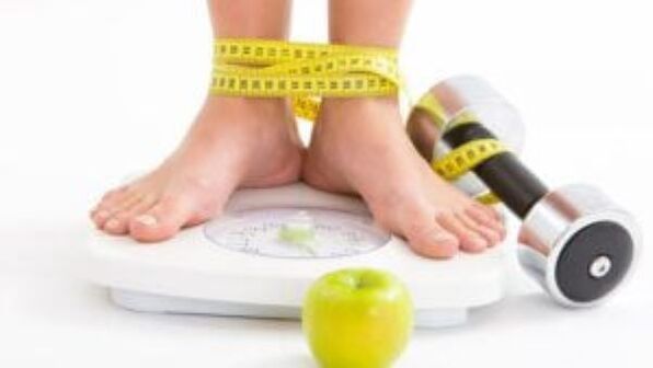 Um die Entstehung von Krampfadern zu verhindern, ist es notwendig, Übergewicht zu bekämpfen und sich richtig zu ernähren.